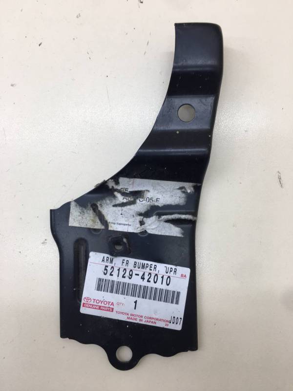 Кронштейн переднего бампера правый Toyota Rav 4 (A30) 2006-2013