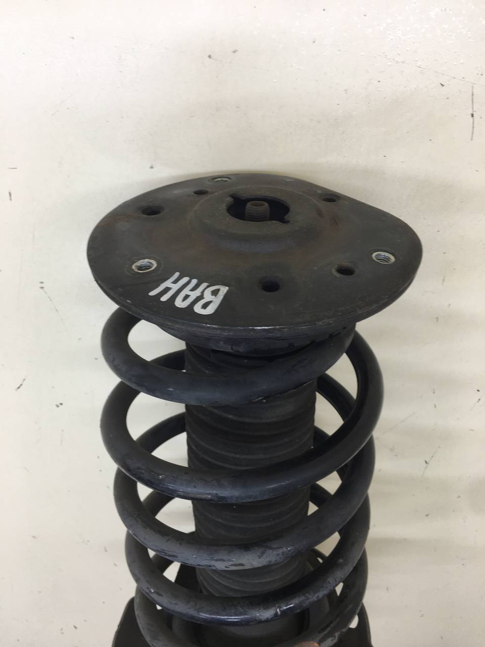 Амортизатор передний левый Volvo XC60 2008-2017