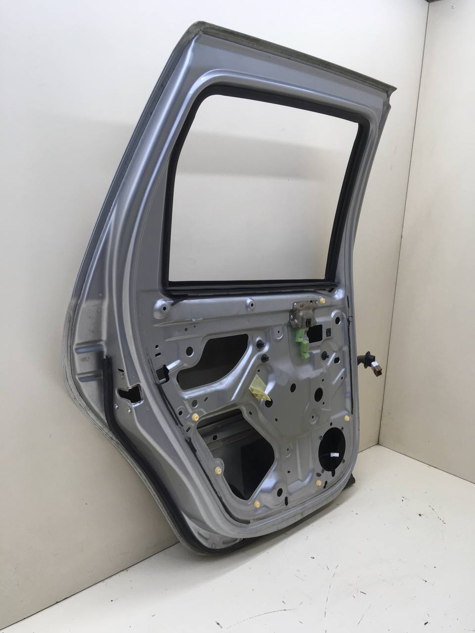 Дверь задняя левая Renault Duster (HSA, HSM) 2012> Дверь задняя левая Renault Duster (HSA, HSM) 2012>