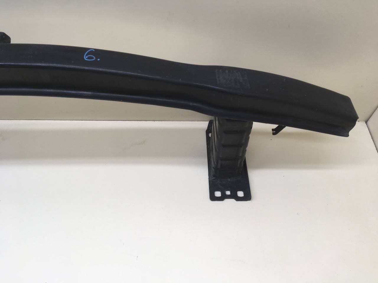 Усилитель переднего бампера BMW 3-series E90/E91 2005-2011