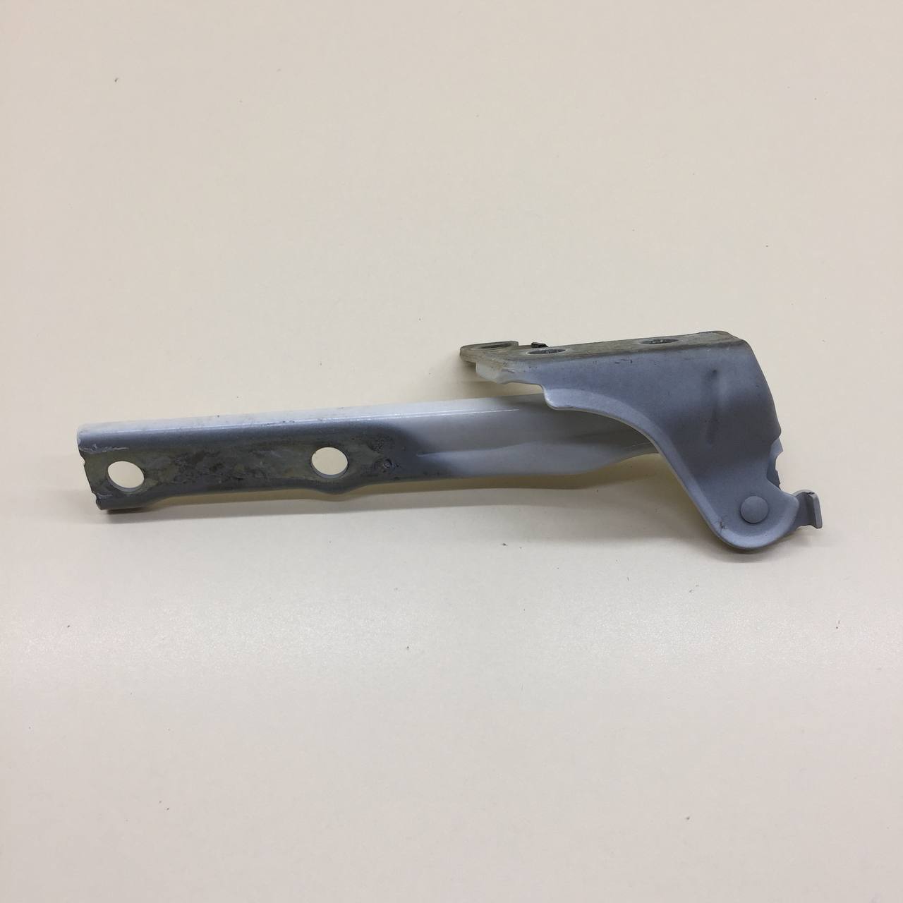 Петля капота правая Volkswagen Tiguan (5N1) 2007-2011 Петля капота правая Volkswagen Tiguan (5N1) 2007-2011