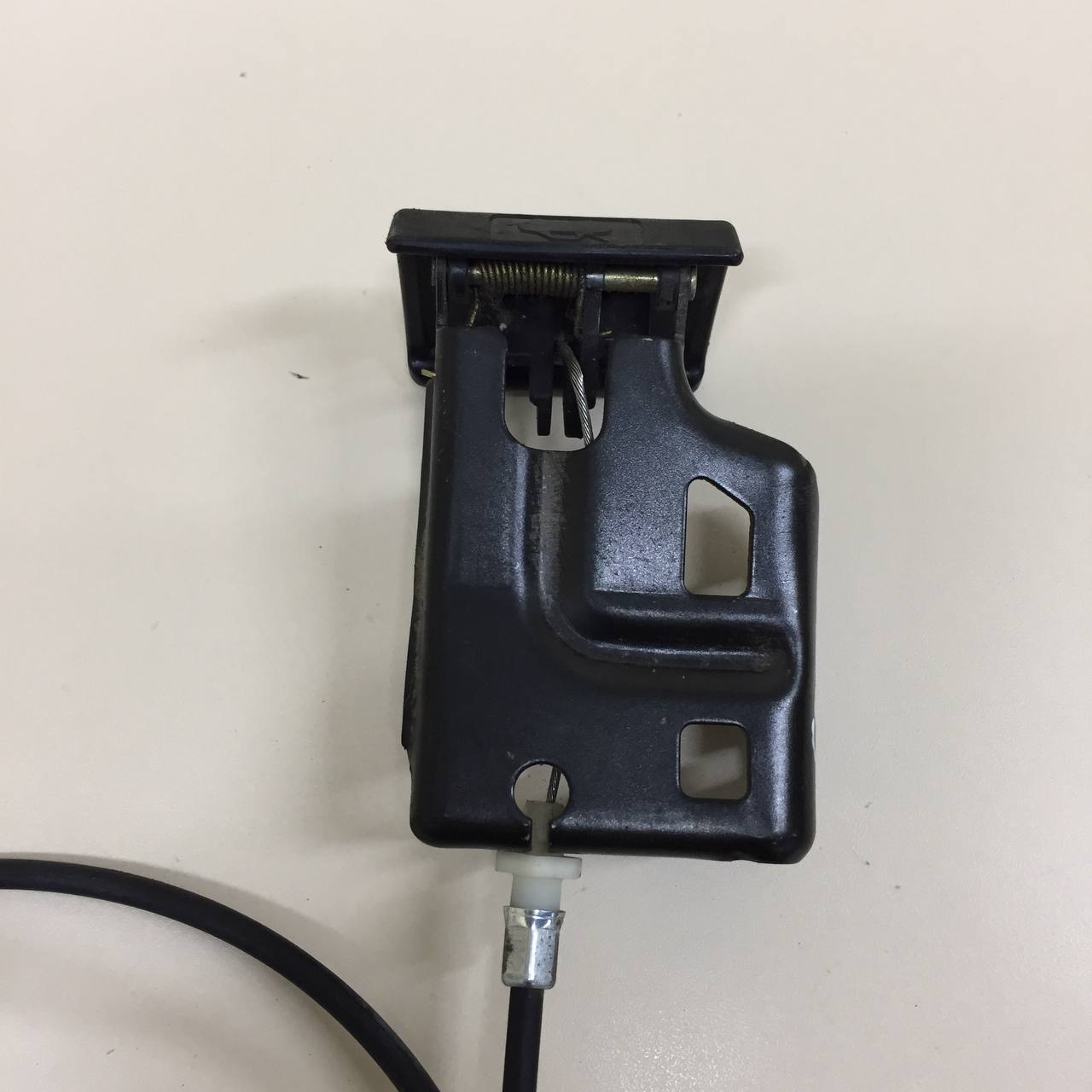 Ручка открывания капота Nissan Almera Classic (B10) 2006-2013 Ручка открывания капота Nissan Almera Classic (B10) 2006-2013