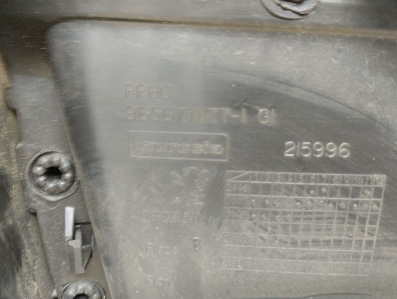 Обшивка двери передней левой Peugeot 308 2007>