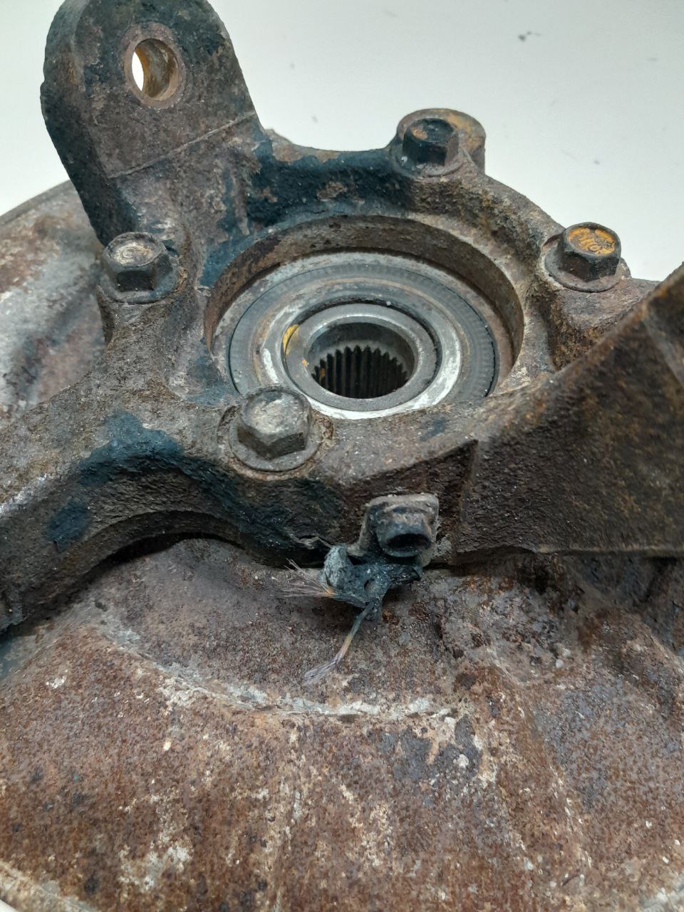 Кулак поворотный передний левый Suzuki Grand Vitara 2005-2015