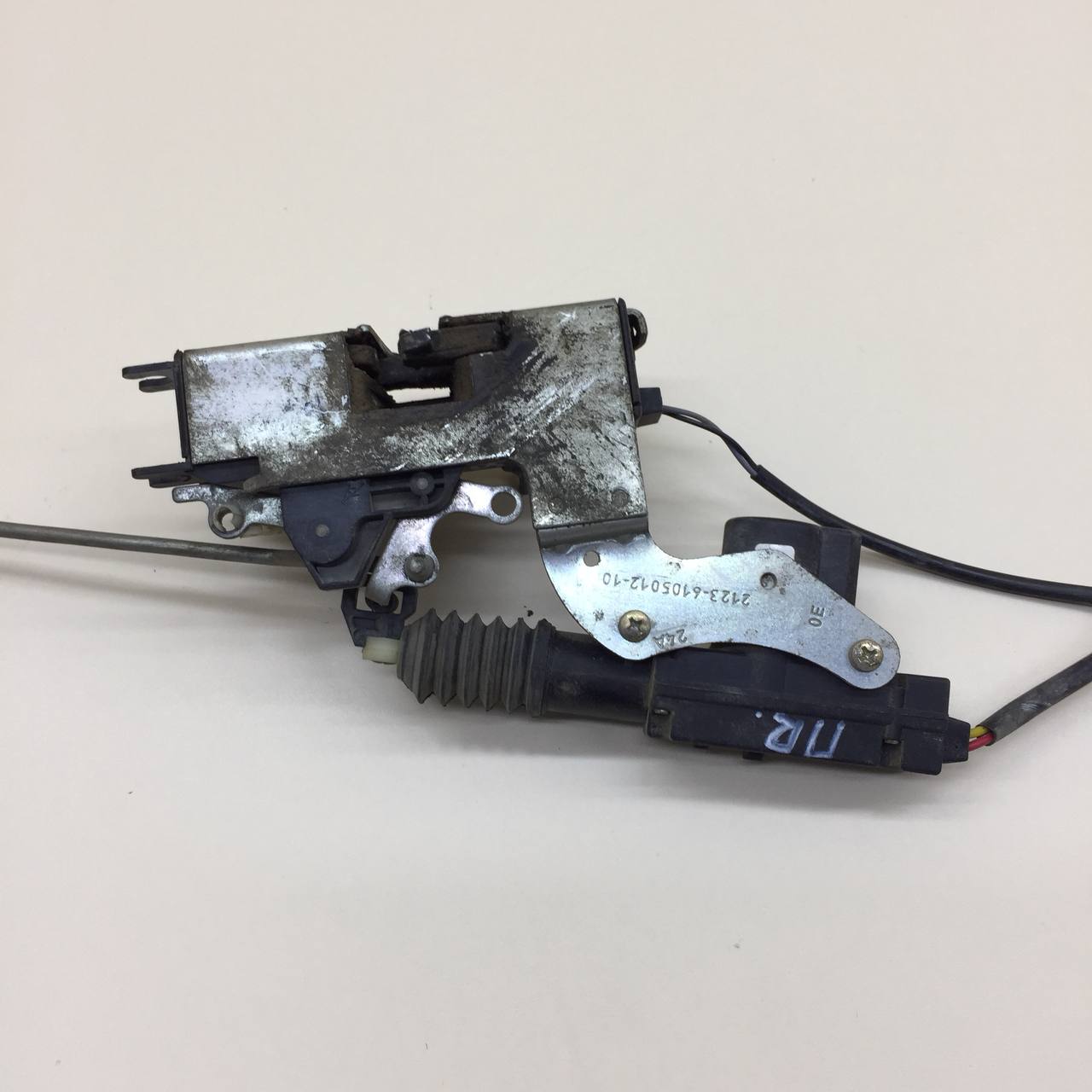 Замок двери передней правой Chevrolet Niva 2009-2020