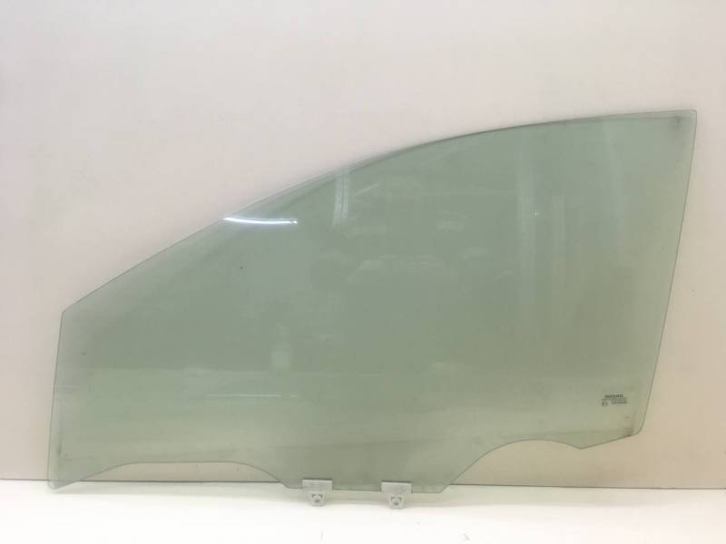 Стекло двери передней левой Nissan Tiida (C11) 2007-2014