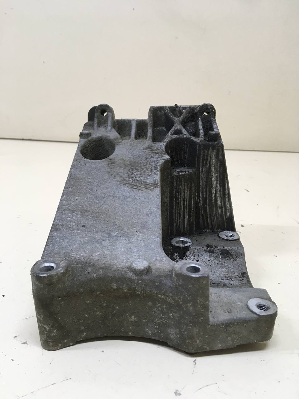 Кронштейн кондиционера Ford Focus 2 (DB) 2008-2011 Кронштейн кондиционера Ford Focus 2 (DB) 2008-2011