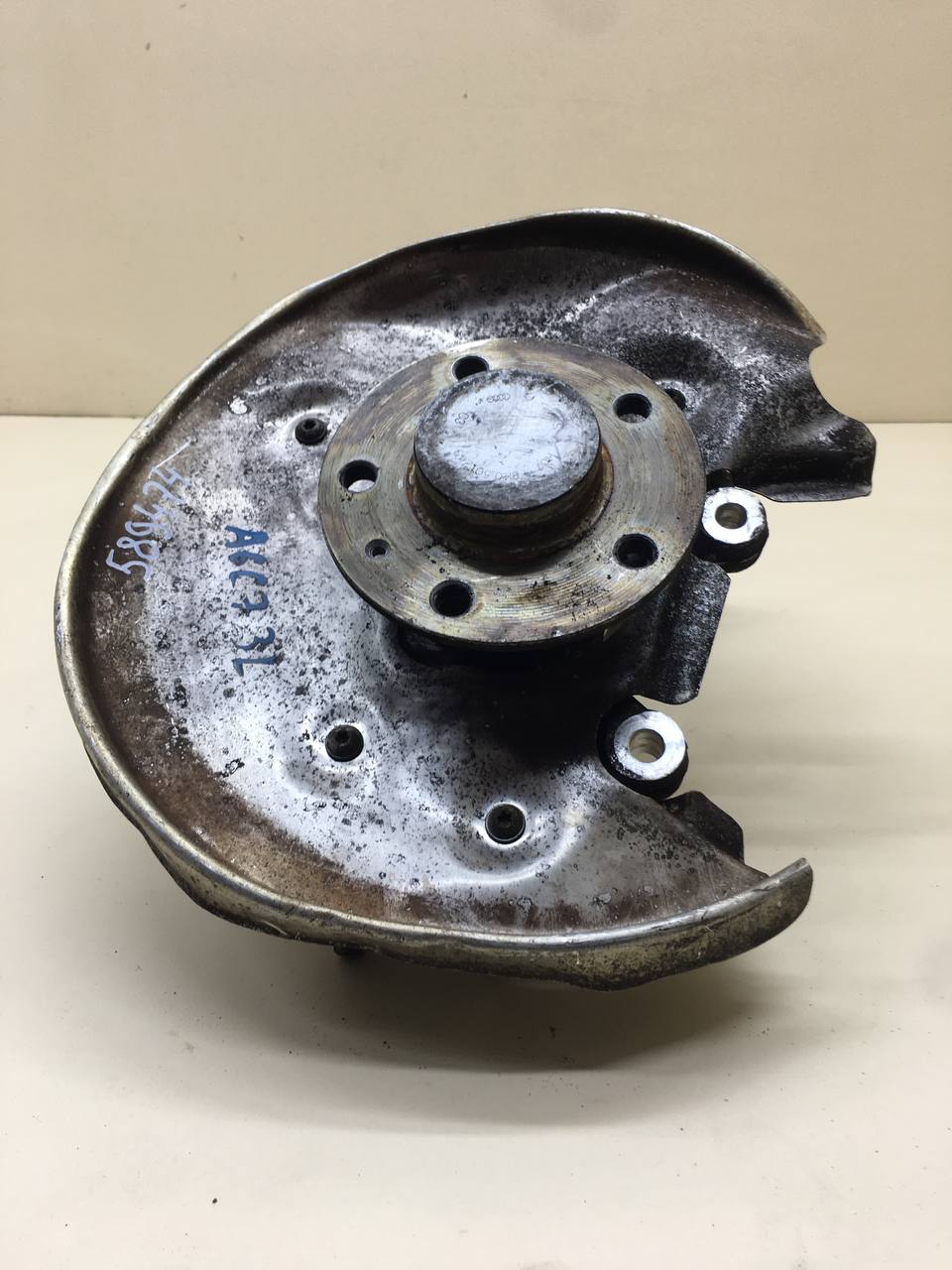 Кулак поворотный задний левый Audi A6 (C7) 2011>