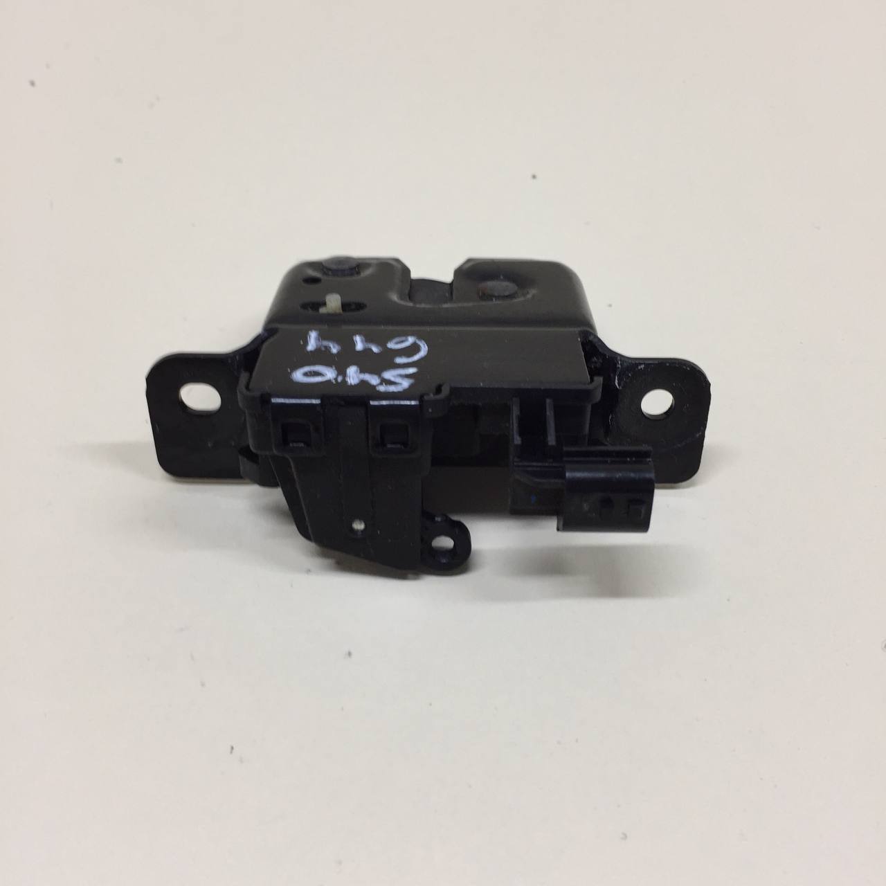 Замок багажника Renault Duster (HSA, HSM) 2012> Замок багажника Renault Duster (HSA, HSM) 2012>