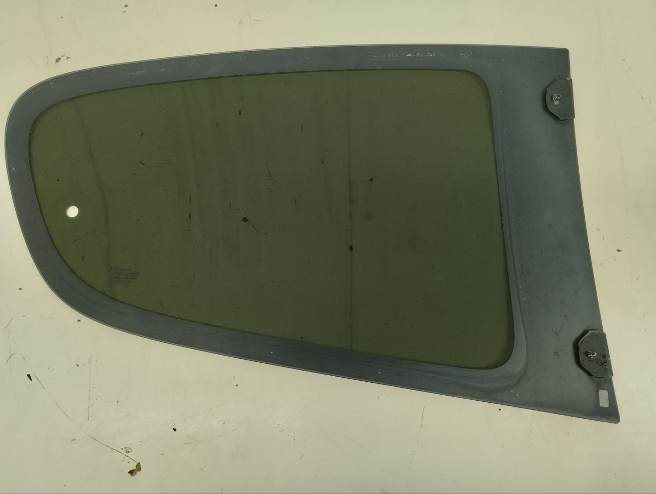 Стекло двери задней левой Peugeot 107 2006-2014