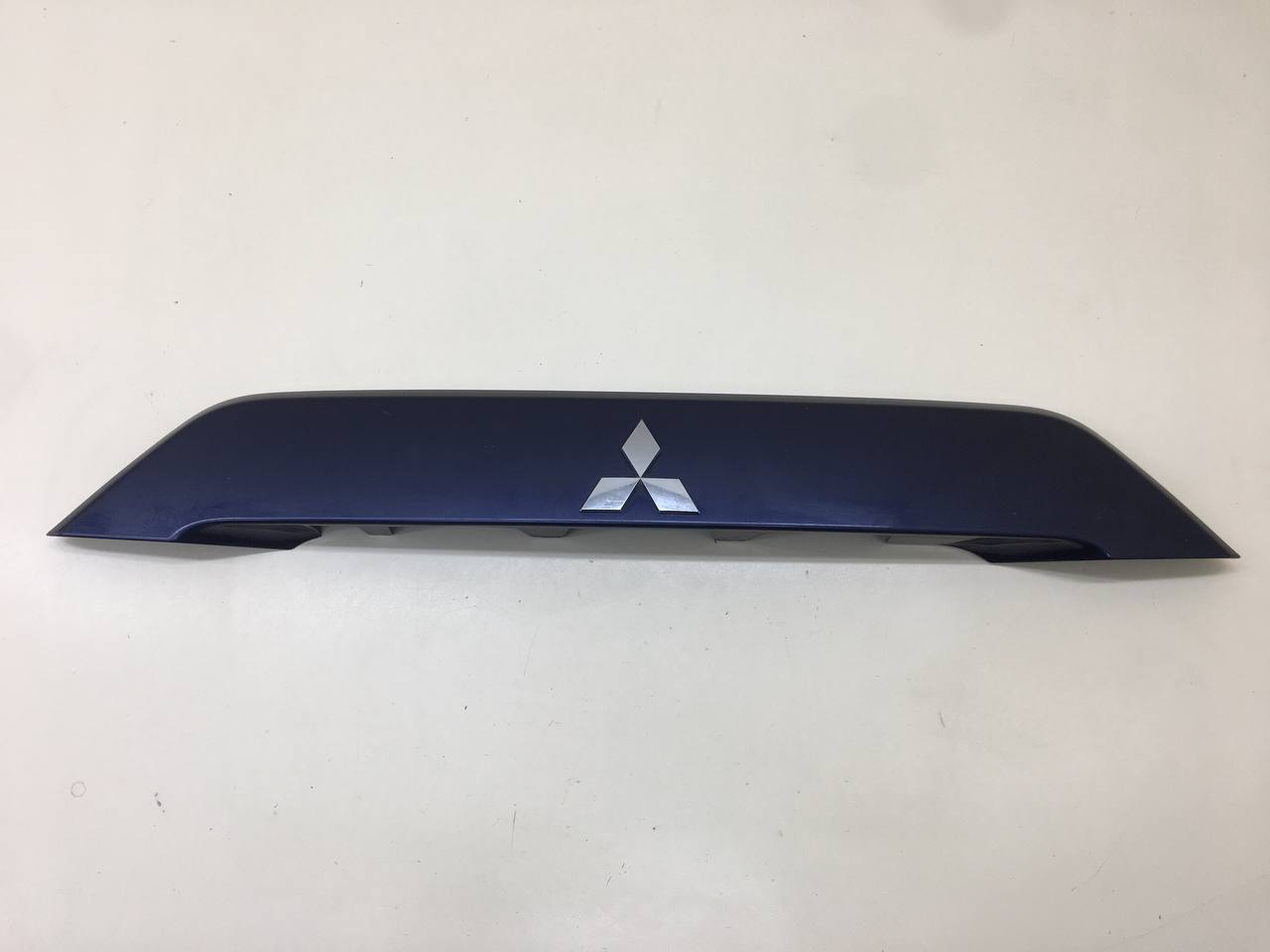Накладка двери багажника Mitsubishi Outlander XL (CW) 2006-2012 Накладка двери багажника Mitsubishi Outlander XL (CW) 2006-2012