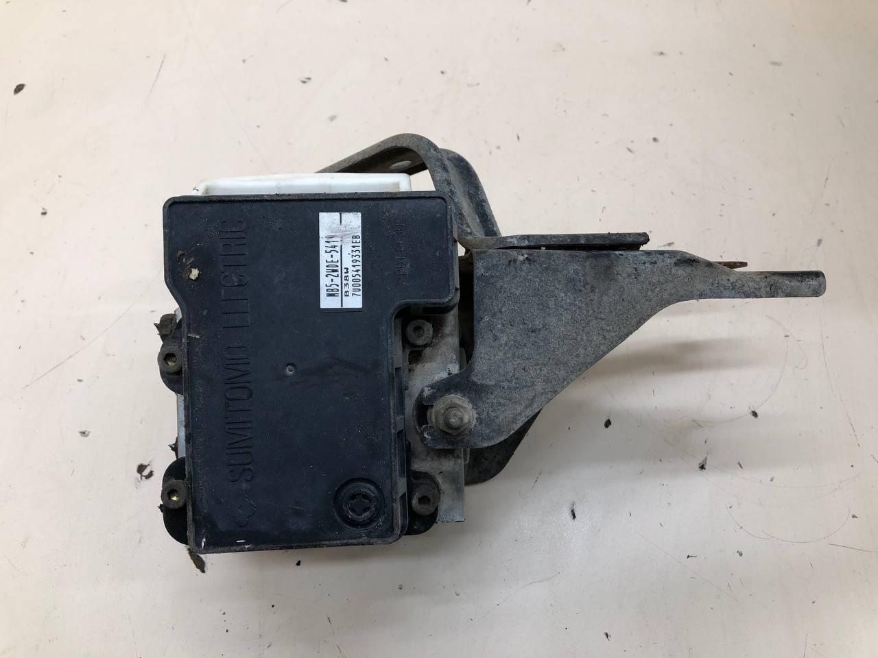 Блок ABS (насос) Mitsubishi Lancer 9  (CS/Classic) 2000-2011