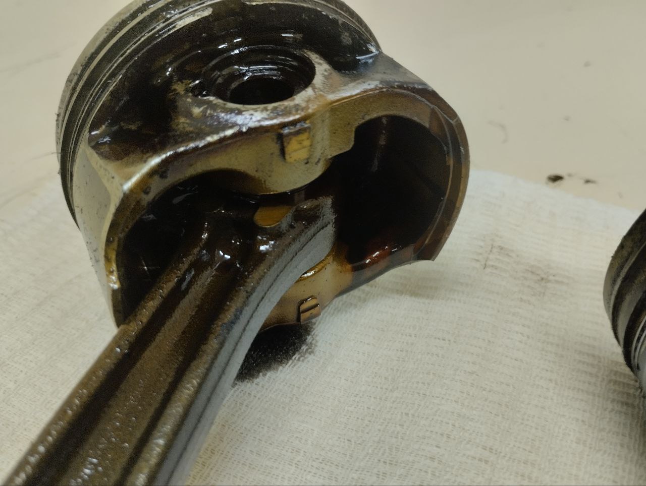 Поршень с шатуном Audi Q5 (8R) 2008-2017