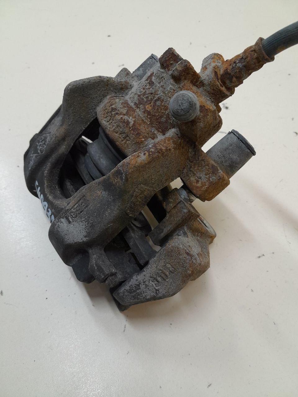 Суппорт передний левый Renault Logan (2) 2014>