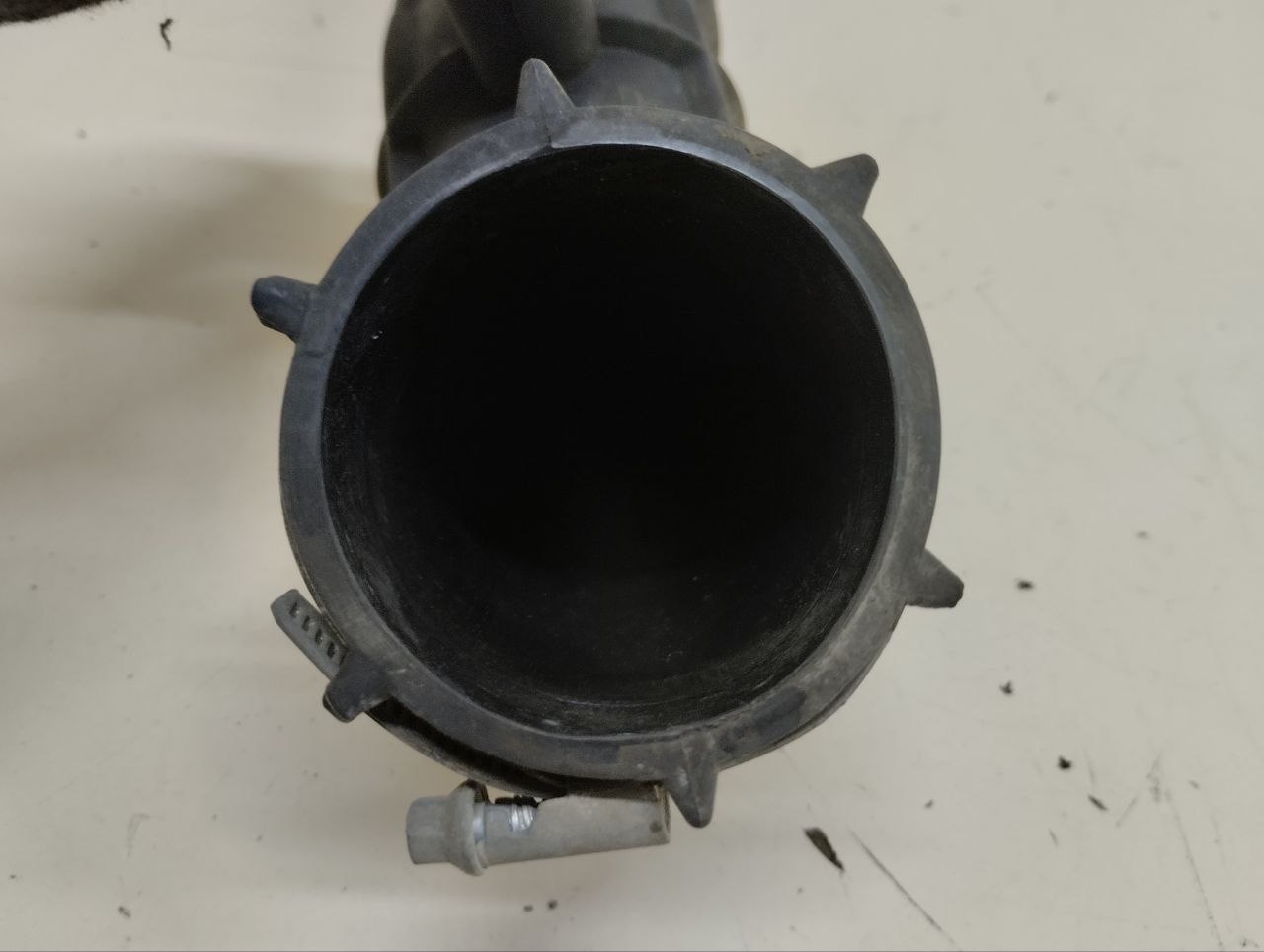 Патрубок воздушного фильтра Lada Vesta 2015>