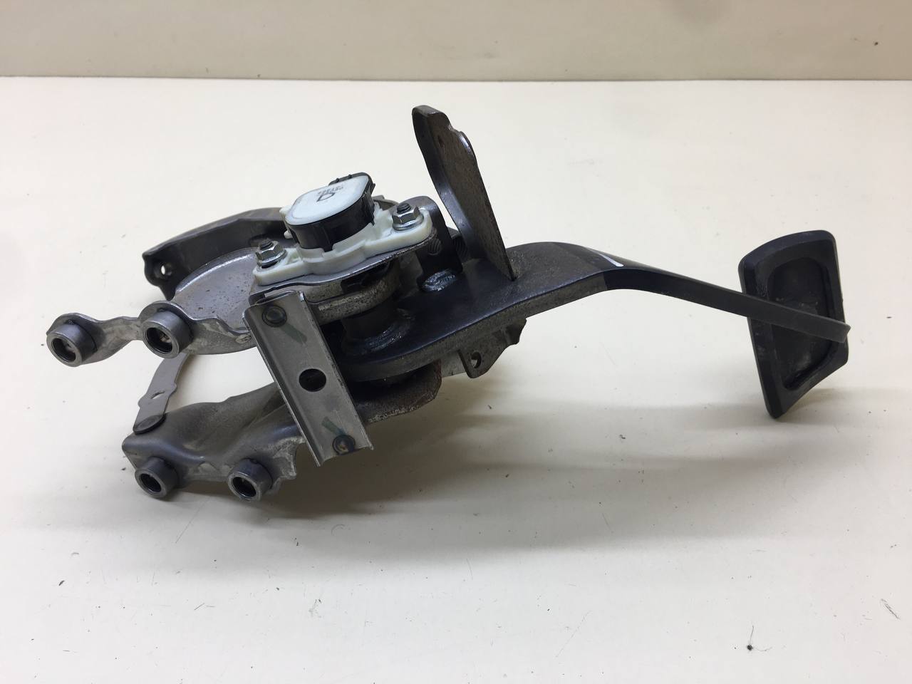 Педаль тормоза Toyota Rav 4 (XA40) 2013-2019 Педаль тормоза Toyota Rav 4 (XA40) 2013-2019