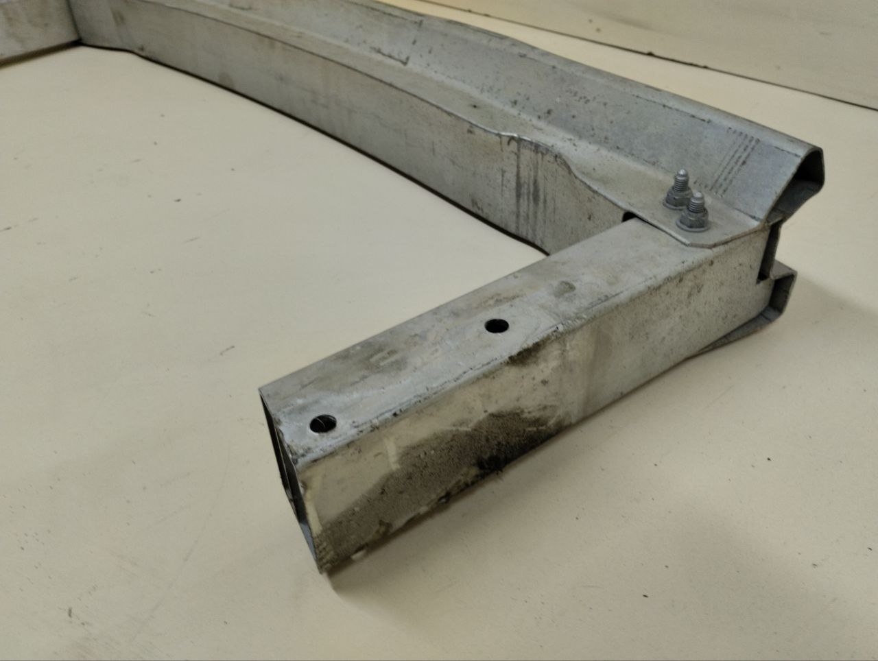 Усилитель заднего бампера Audi Q5 (8R) 2008-2017