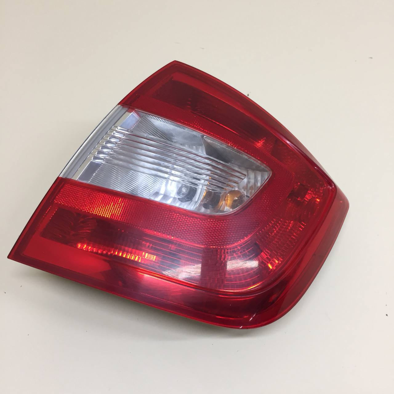 Фонарь задний правый Skoda Rapid 2012-2020 Фонарь задний правый Skoda Rapid 2012-2020