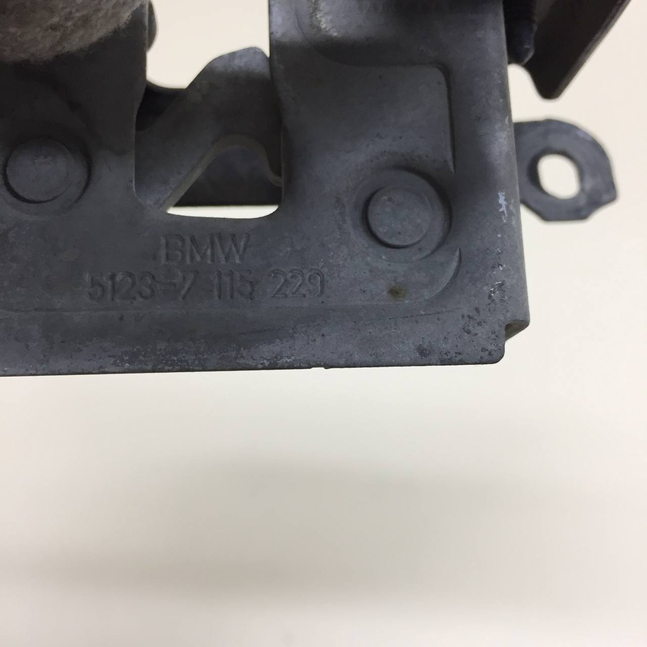 Замок капота BMW 1-series E87/E81 2004-2011