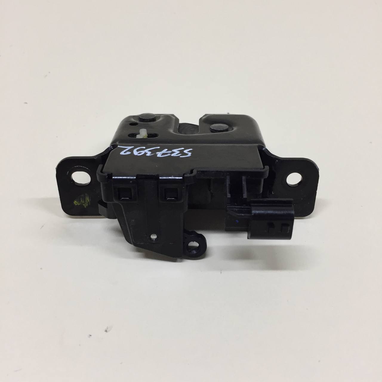 Замок багажника Renault Duster (HSA, HSM) 2012> Замок багажника Renault Duster (HSA, HSM) 2012>