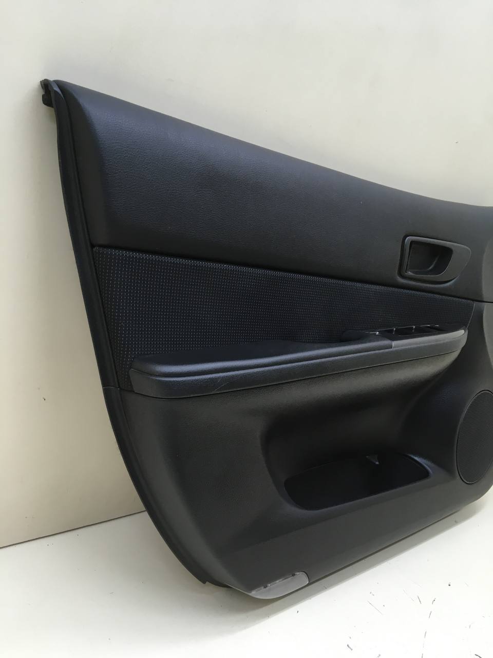 Обшивка двери передней левой Mazda Mazda 6 (GG) 2002-2007 Обшивка двери передней левой Mazda Mazda 6 (GG) 2002-2007