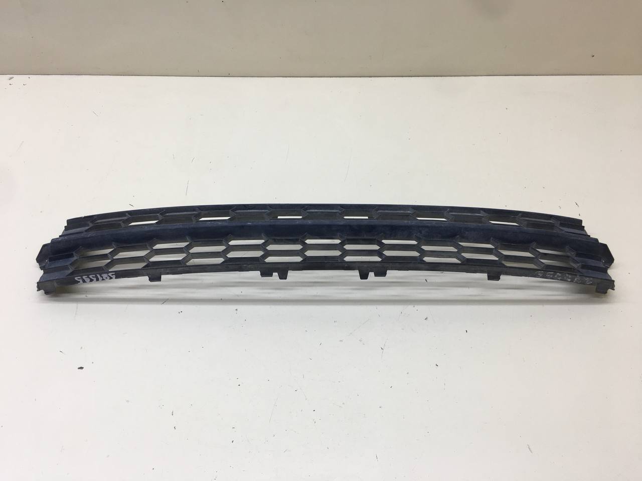 Решетка в бампер центральная Skoda Rapid 2012-2020