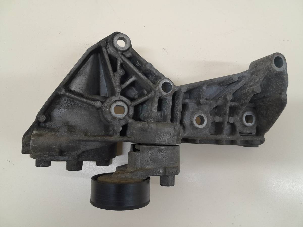 Кронштейн генератора Renault Duster (HSA, HSM) 2012> Кронштейн генератора Renault Duster (HSA, HSM) 2012>