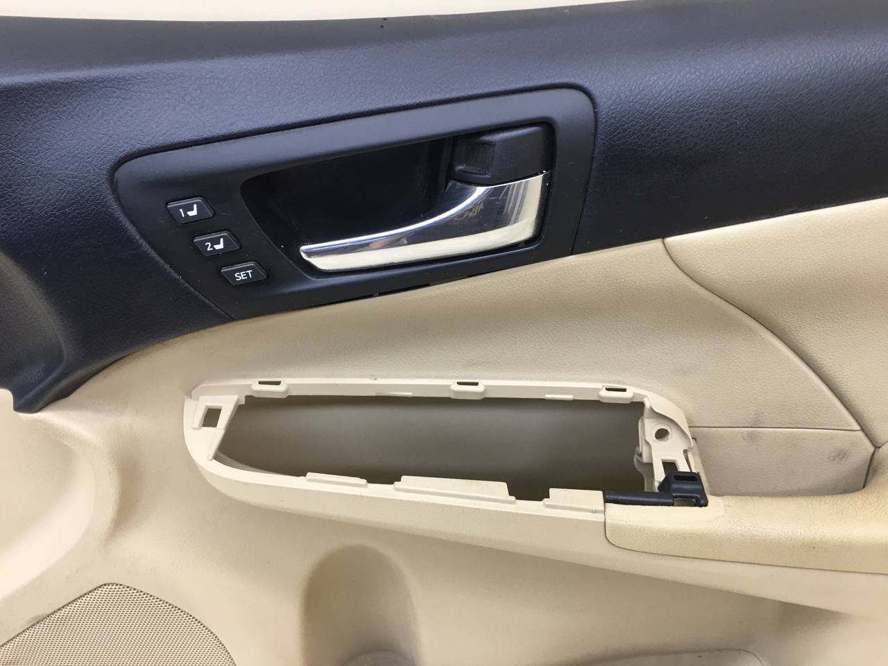 Обшивка двери передней правой Toyota Camry (V50) 2011-2017