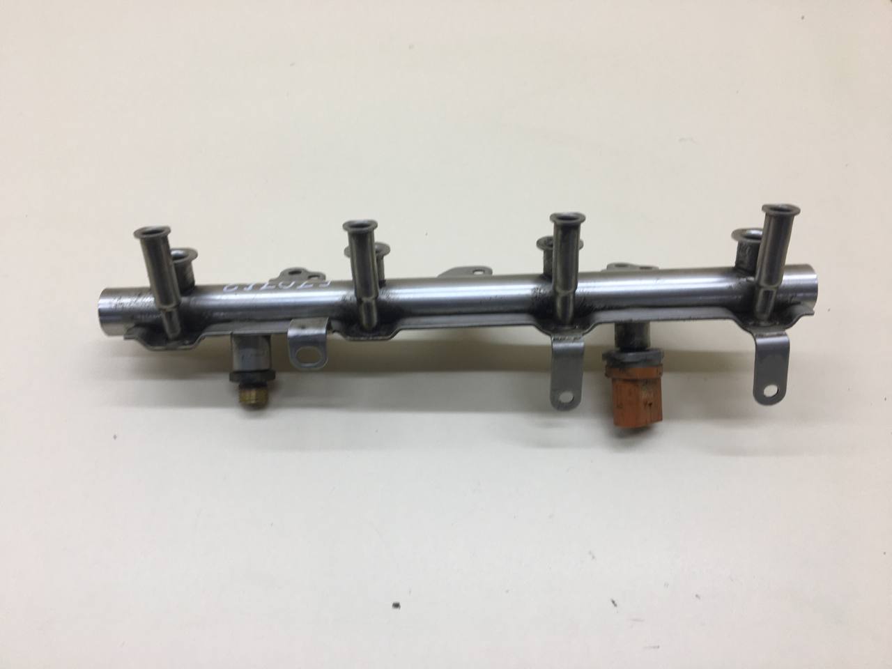 Рейка топливная (рампа) Volkswagen Passat B7 2011-2015 Рейка топливная (рампа) Volkswagen Passat B7 2011-2015