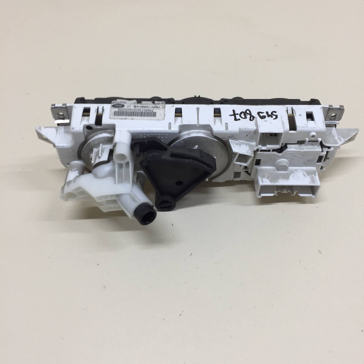 Блок управления отопителем Ford Focus 2 (DB) 2008-2011 Блок управления отопителем Ford Focus 2 (DB) 2008-2011