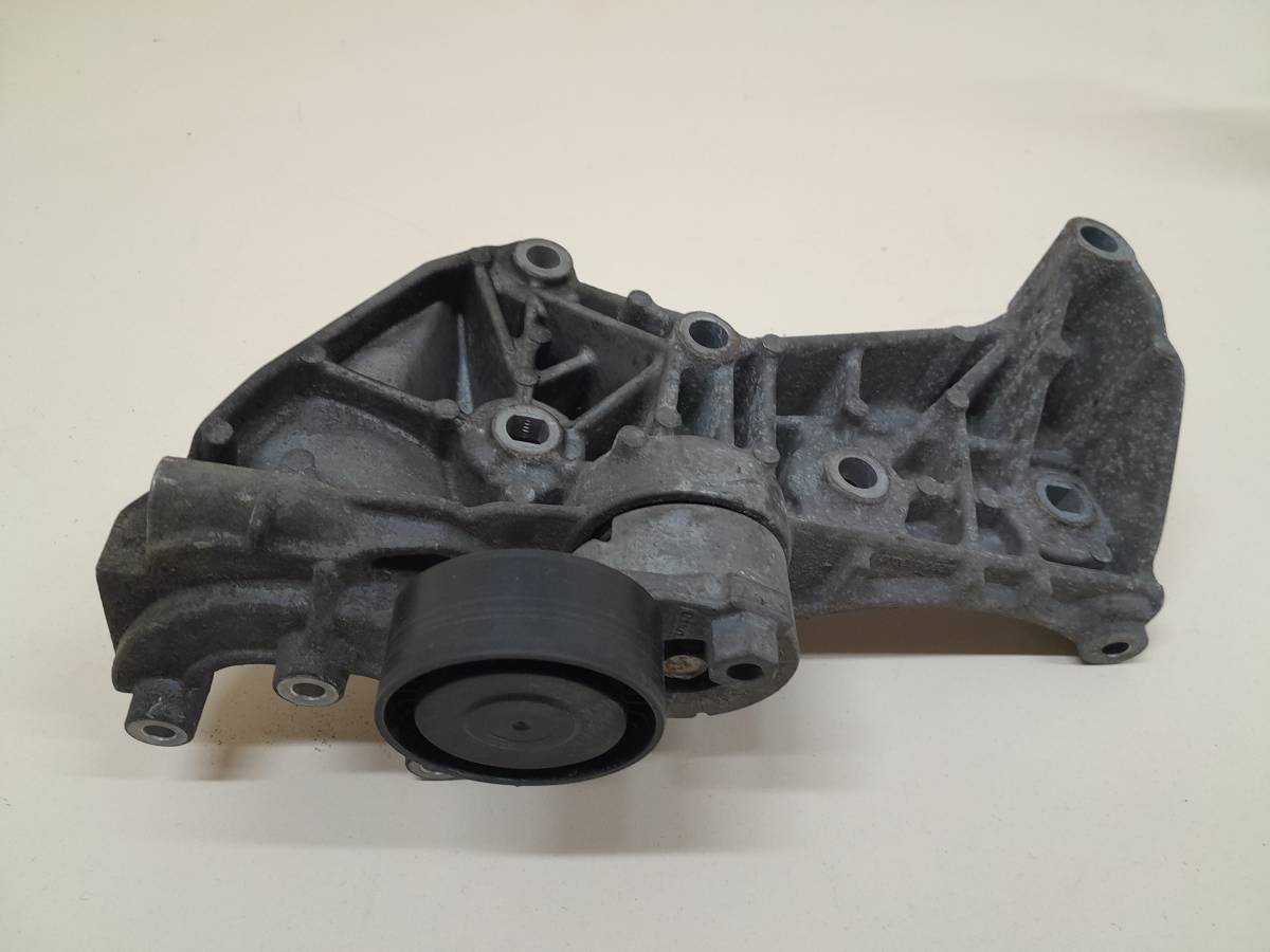 Кронштейн генератора Renault Duster (HSA, HSM) 2012> Кронштейн генератора Renault Duster (HSA, HSM) 2012>