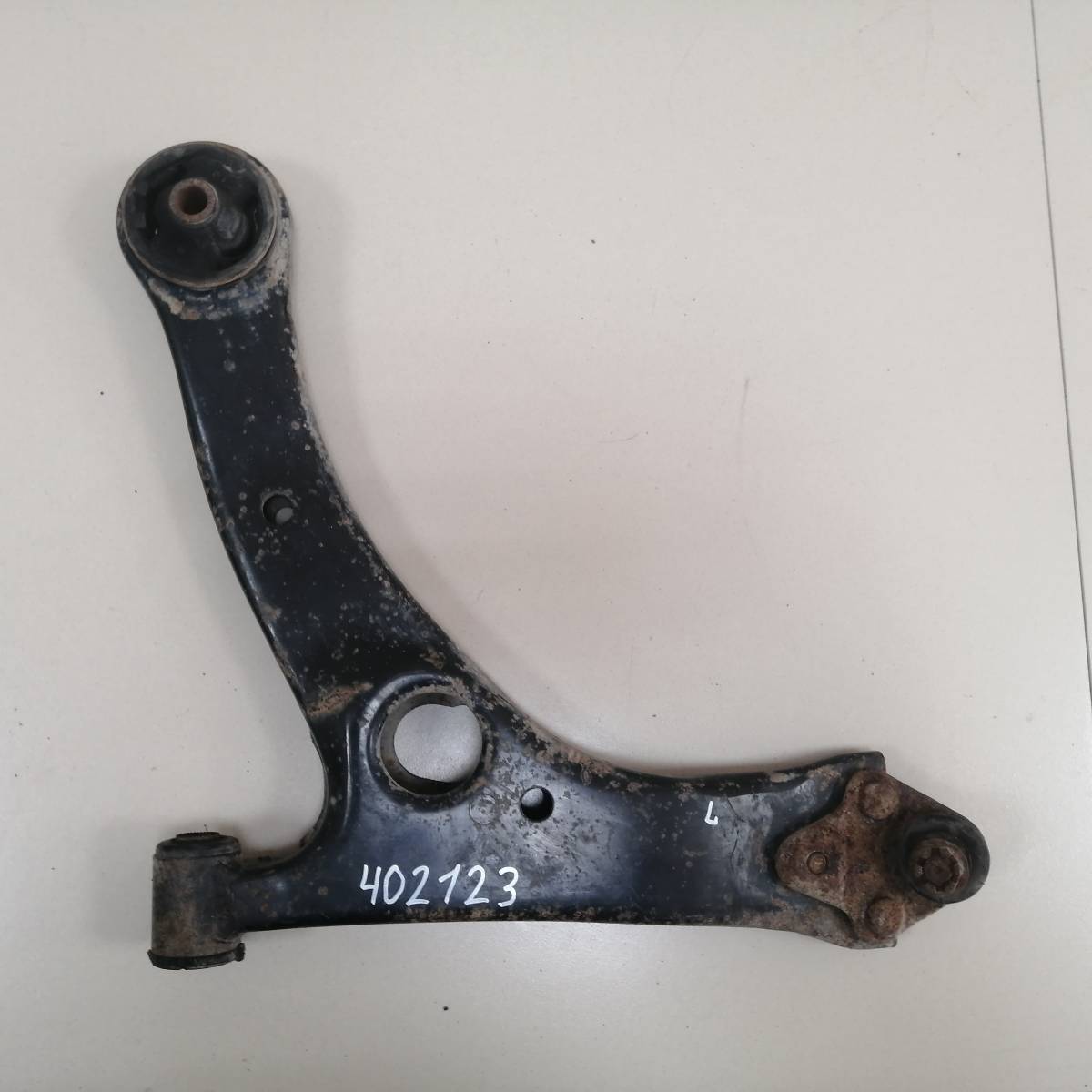Рычаг передний нижний левый Toyota Corolla E120 2001-2007