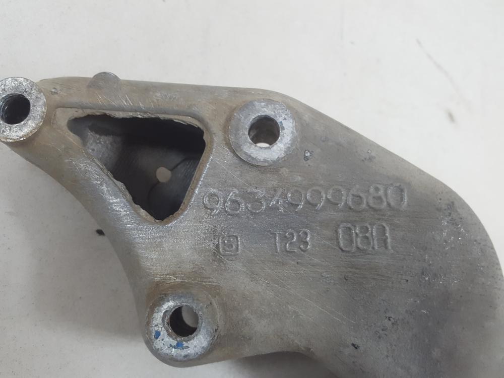 Кронштейн двигателя правый Peugeot 206 1998-2012