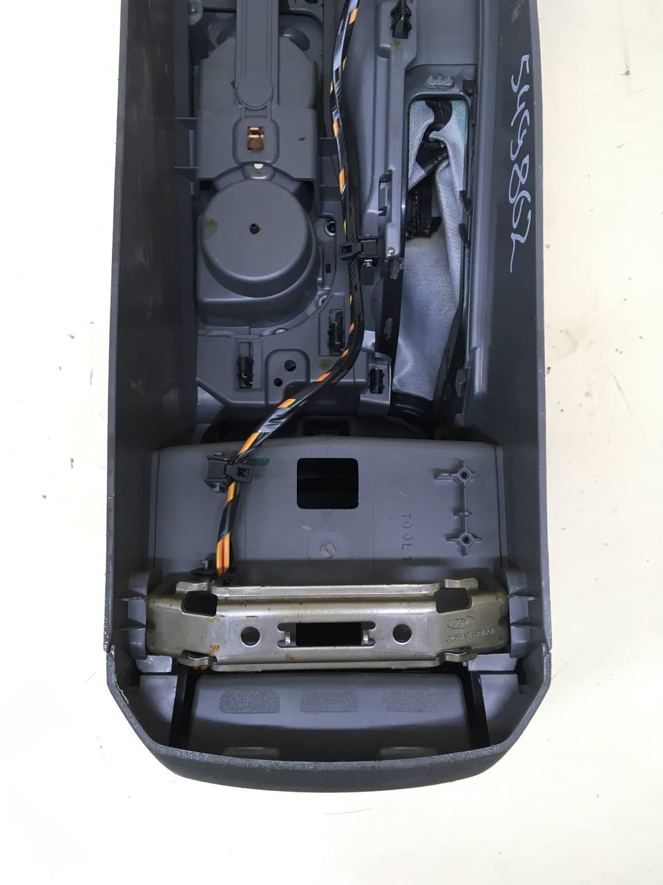 Консоль центральная Ford Focus 2 (DB) 2008-2011 Консоль центральная Ford Focus 2 (DB) 2008-2011