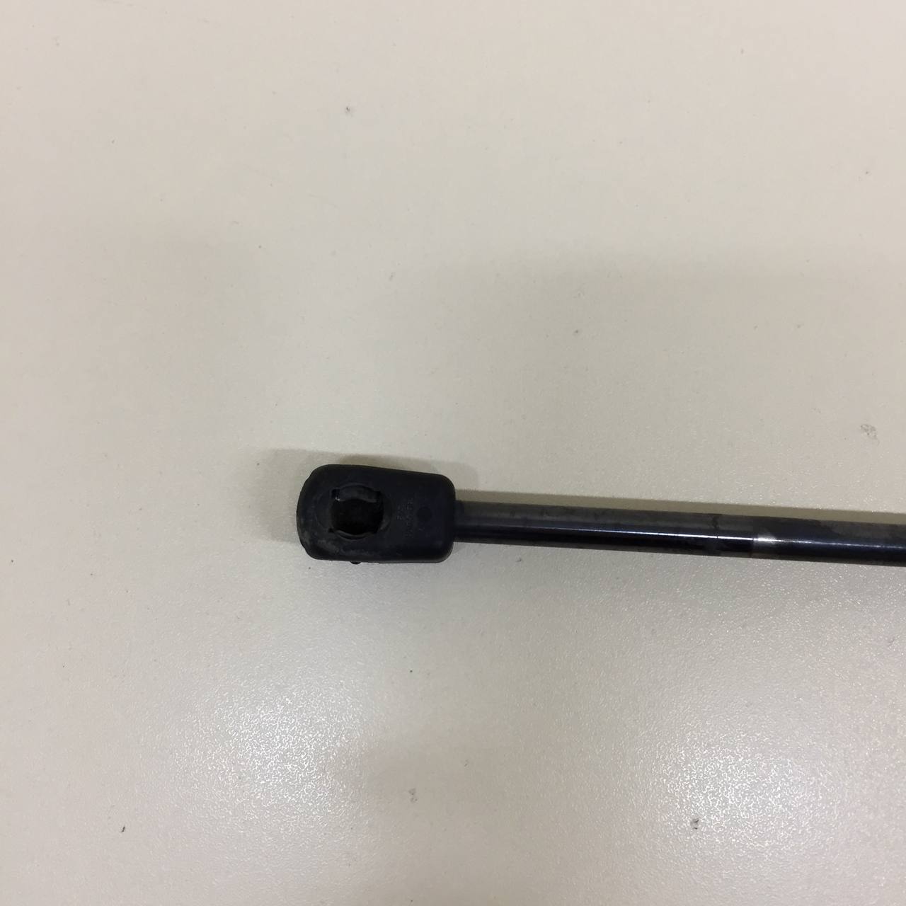 Амортизатор двери багажника Skoda Rapid 2012-2020