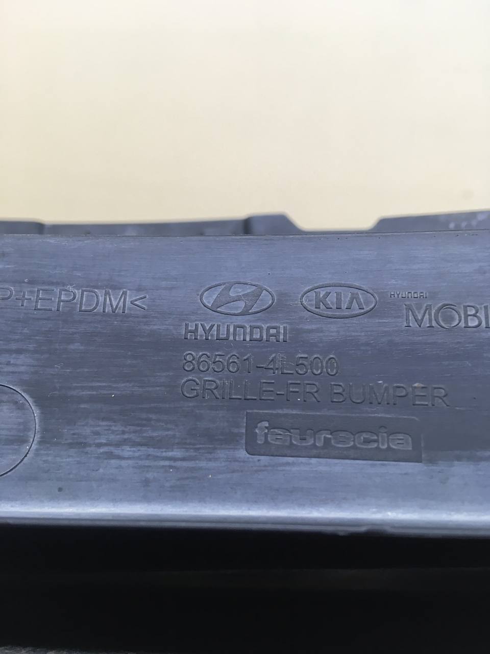 Решетка в бампер центральная Hyundai Solaris (RB) 2010-2017 Решетка в бампер центральная Hyundai Solaris (RB) 2010-2017