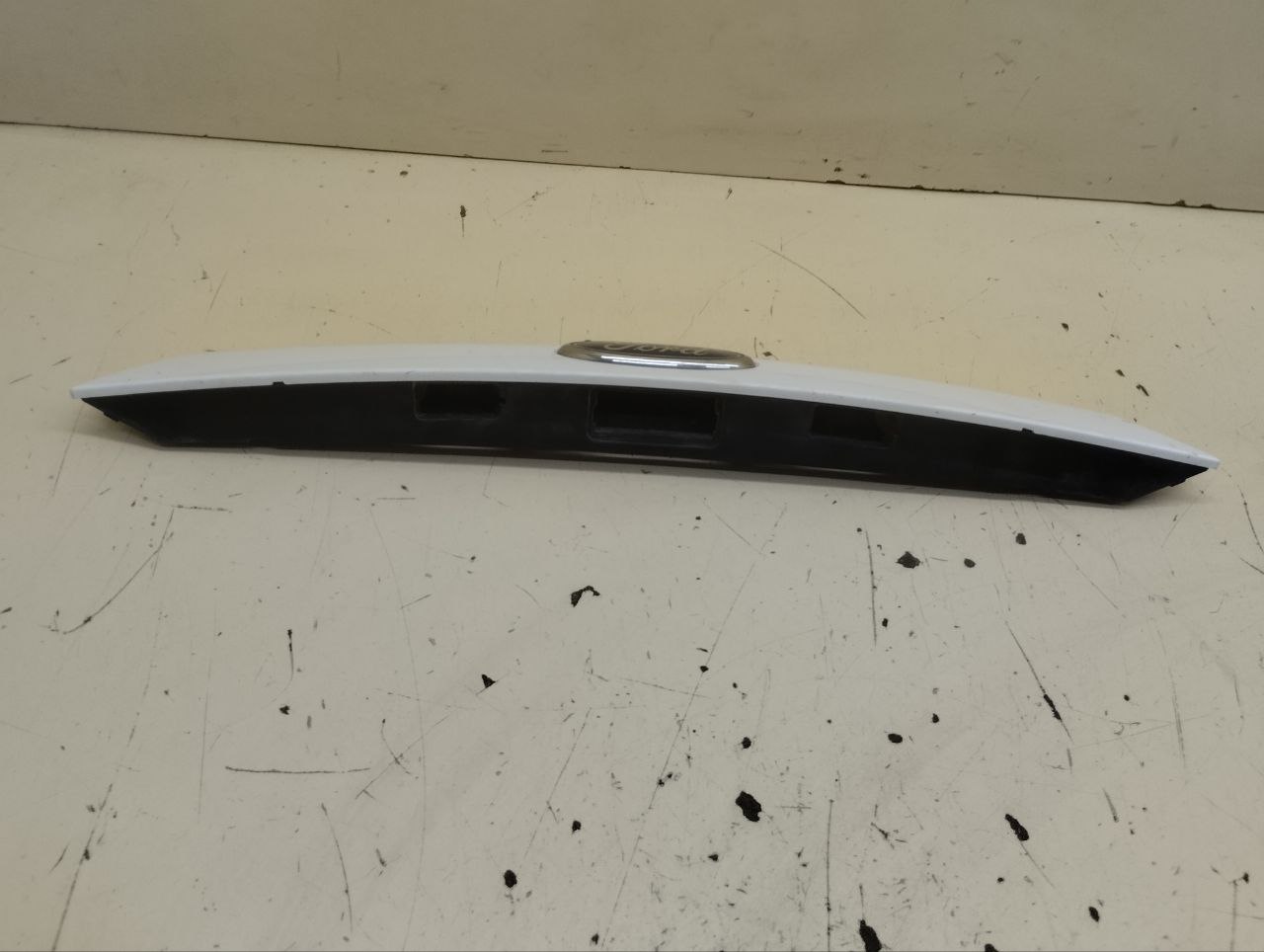 Накладка крышки багажника Ford Mondeo 4 2007-2015 Накладка крышки багажника Ford Mondeo 4 2007-2015