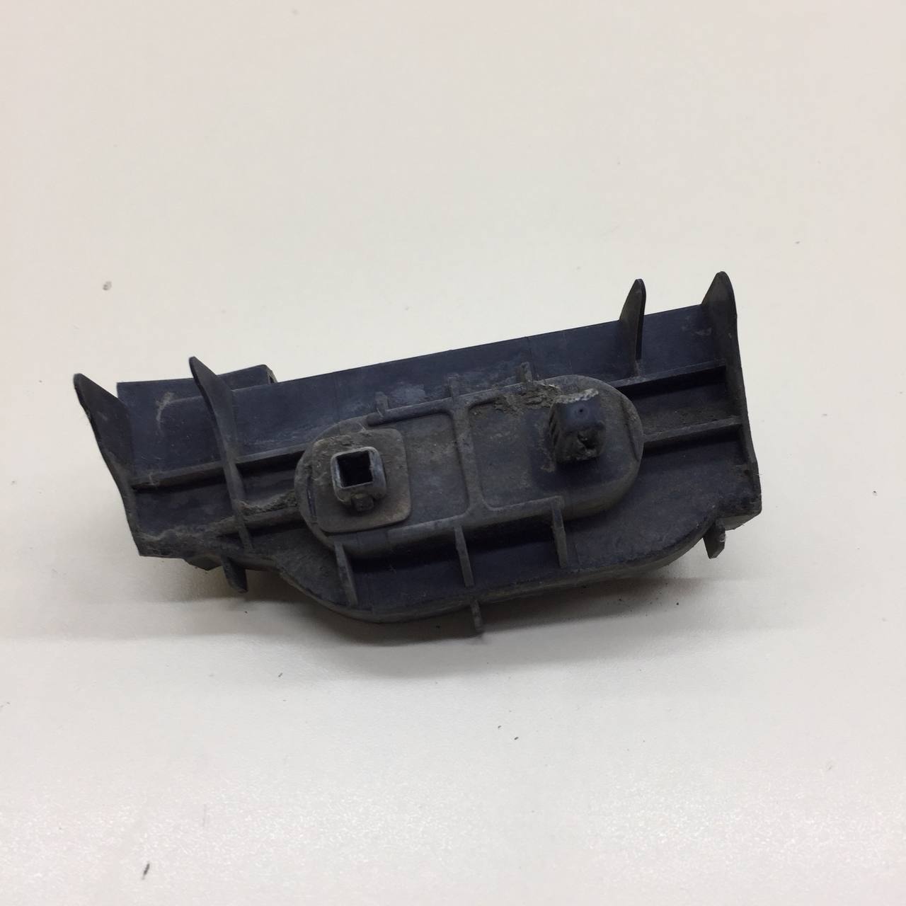 Кронштейн заднего бампера правый Toyota Corolla E120 2001-2007