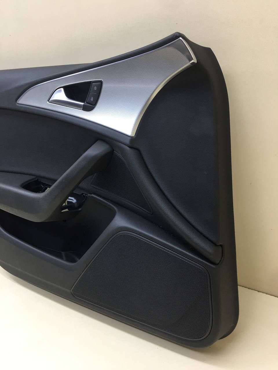 Обшивка двери передней левой Audi A6 (C7) 2011>