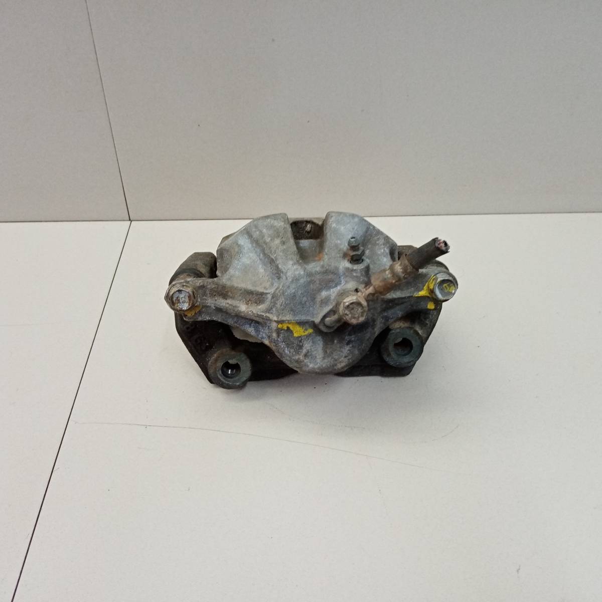 Суппорт передний левый Toyota Progres (G10) 1998-2007 Суппорт передний левый Toyota Progres (G10) 1998-2007