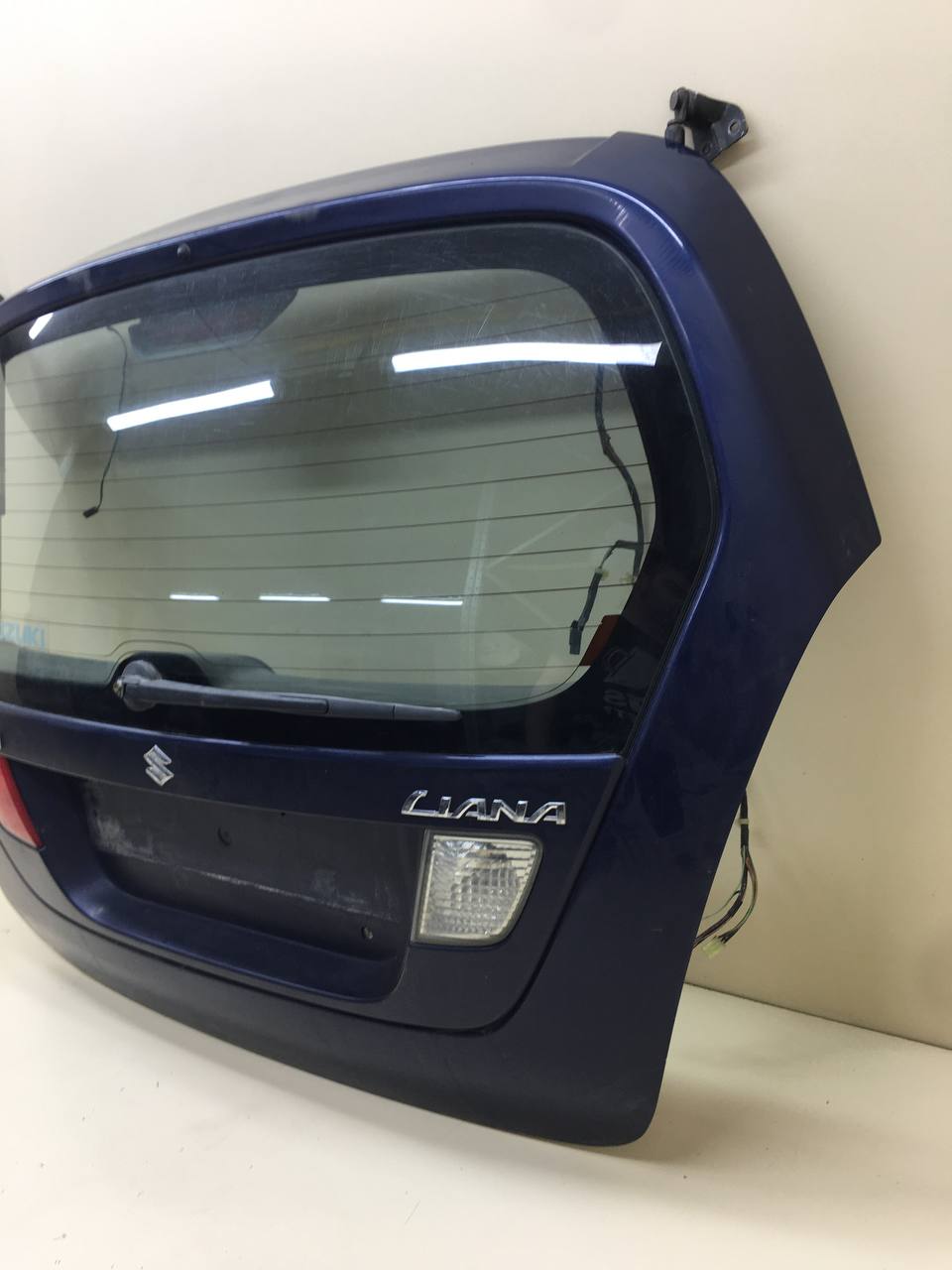 Дверь багажника со стеклом Suzuki Liana 2001-2007 Дверь багажника со стеклом Suzuki Liana 2001-2007
