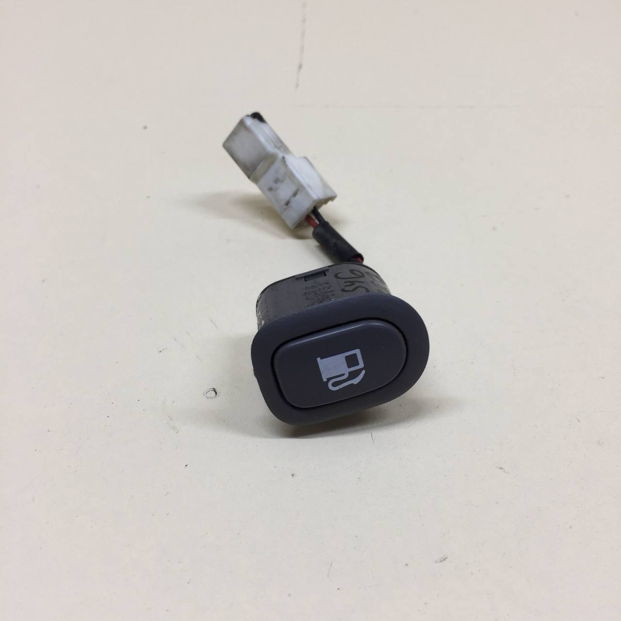 Кнопка открывания лючка бензобака Hyundai Starex H1/Grand Starex 2007> Кнопка открывания лючка бензобака Hyundai Starex H1/Grand Starex 2007>