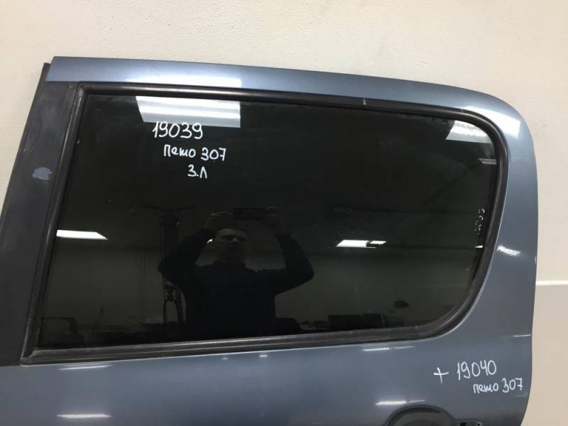 Стекло двери задней левой Peugeot 307 2001-2008