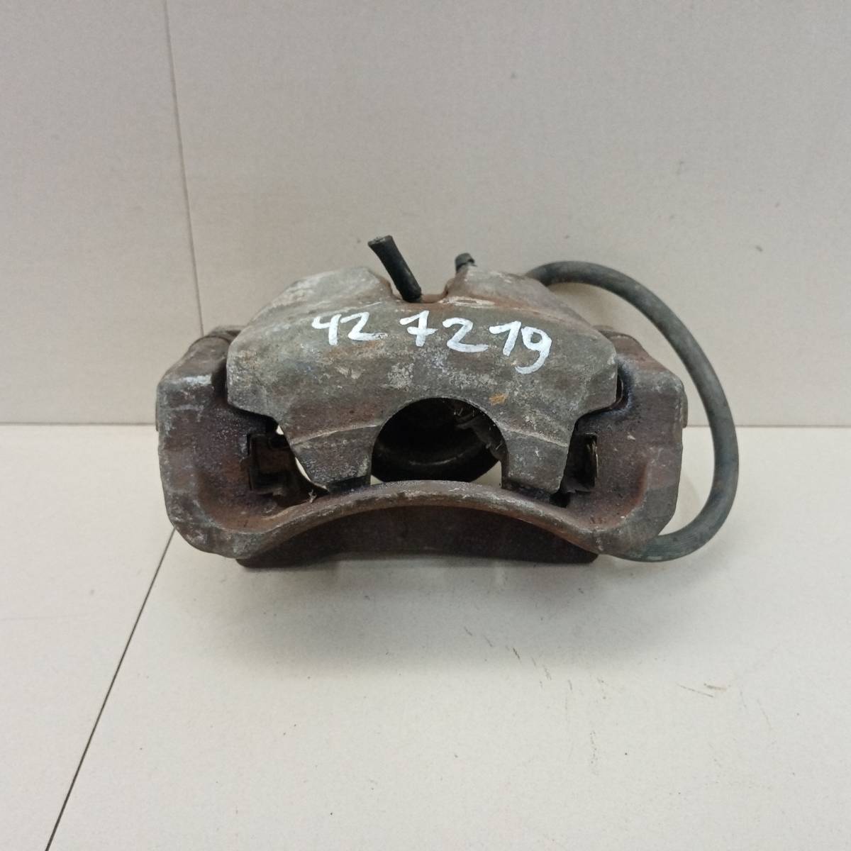 Суппорт передний правый Toyota Crown (S170) 1999-2003 Суппорт передний правый Toyota Crown (S170) 1999-2003