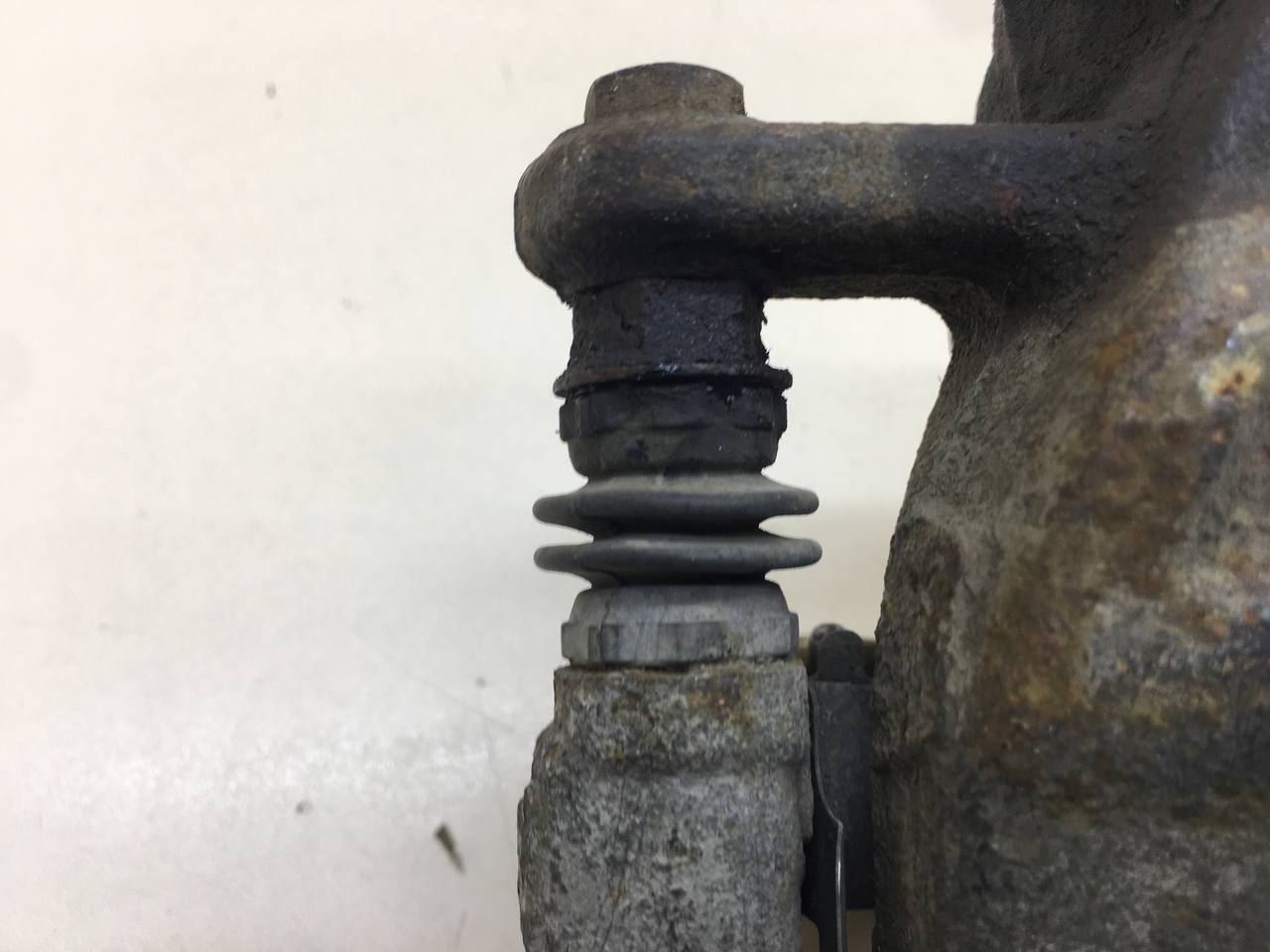 Суппорт передний левый Nissan Almera 3 (G11, G15) 2012>