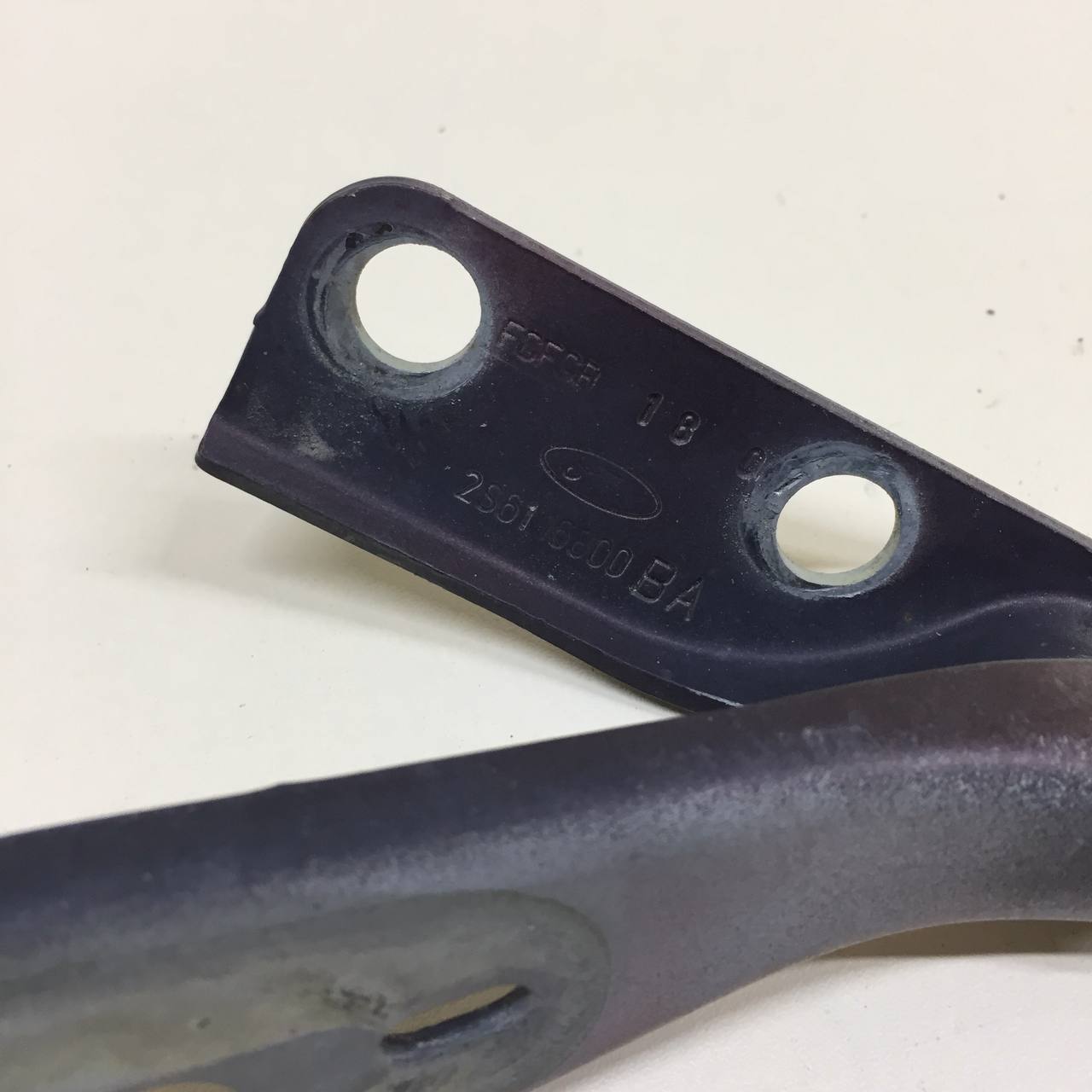 Петля капота правая Ford Fusion (JU) 2002-2012 Петля капота правая Ford Fusion (JU) 2002-2012