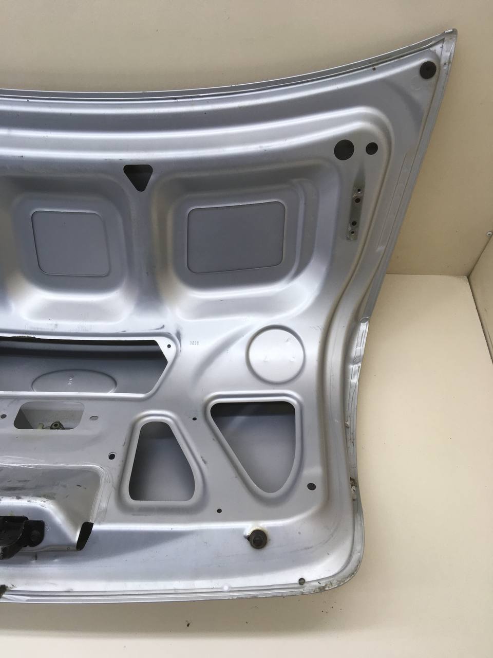 Крышка багажника Lada Granta 2011>