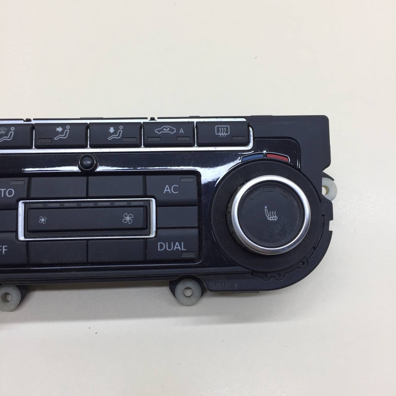 Блок управления климатической установкой Volkswagen Tiguan (5N1) 2007-2011