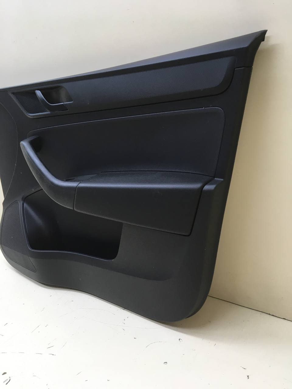 Обшивка двери передней правой Skoda Rapid 2012-2020