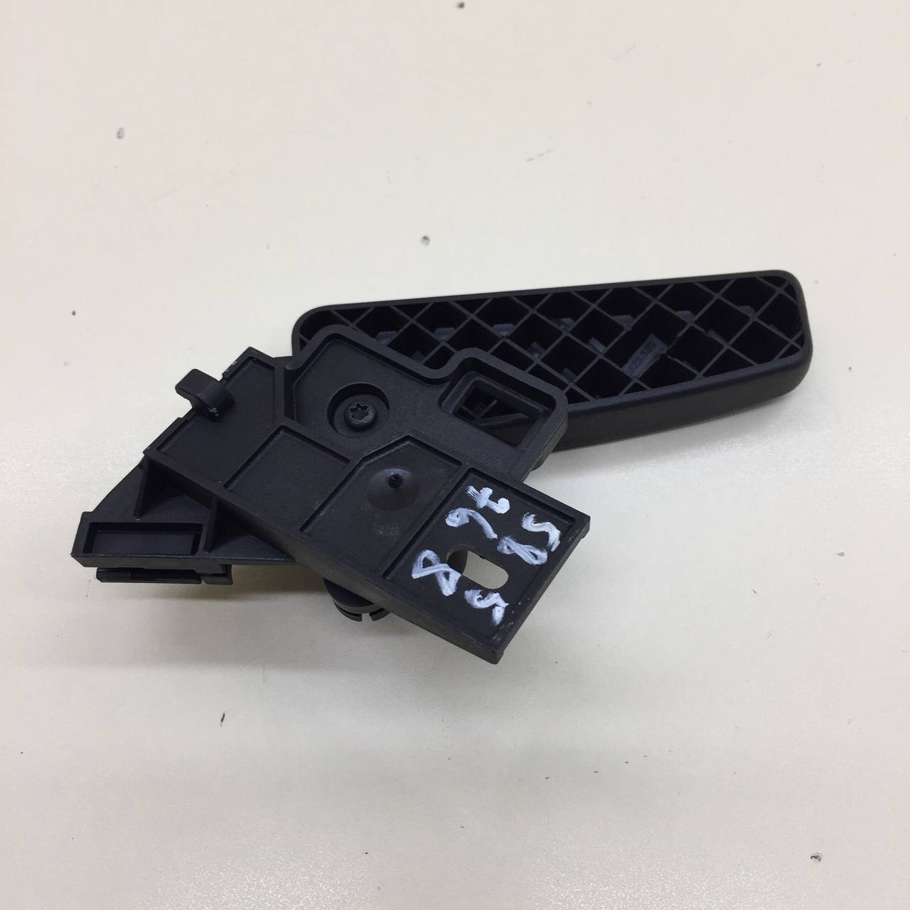 Ручка открывания капота Volkswagen Polo (MK5) 2011-2020 Ручка открывания капота Volkswagen Polo (MK5) 2011-2020